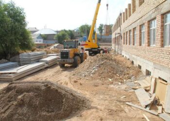 МӘЖІЛІСМЕНДЕР МЕКТЕП ҚҰРЫЛЫСЫМЕН ТАНЫСТЫ