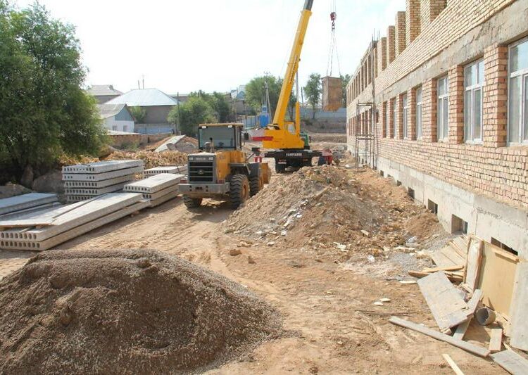 МӘЖІЛІСМЕНДЕР МЕКТЕП ҚҰРЫЛЫСЫМЕН ТАНЫСТЫ