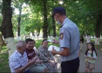 Полицейлер тұрғындарға медициналық бетперде таратуды жалғастырып жатыр