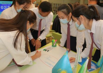 ШЫМКЕНТ: ЗИЯТКЕР ОҚУШЫЛАР ТӘУЕЛСІЗДІК ЖЕТІСТІКТЕРІН ШЕТЕЛДІКТЕРГЕ ПАШ ЕТПЕК