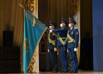 ШЫМКЕНТТЕ БЕЙБІТ КҮННІҢ БАТЫРЛАРЫНА ҚҰРМЕТ КӨРСЕТІЛДІ