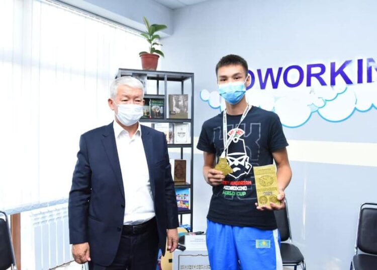 АУДАН ӘКІМІ ЖАСТАРМЕН КЕЗДЕСТІ