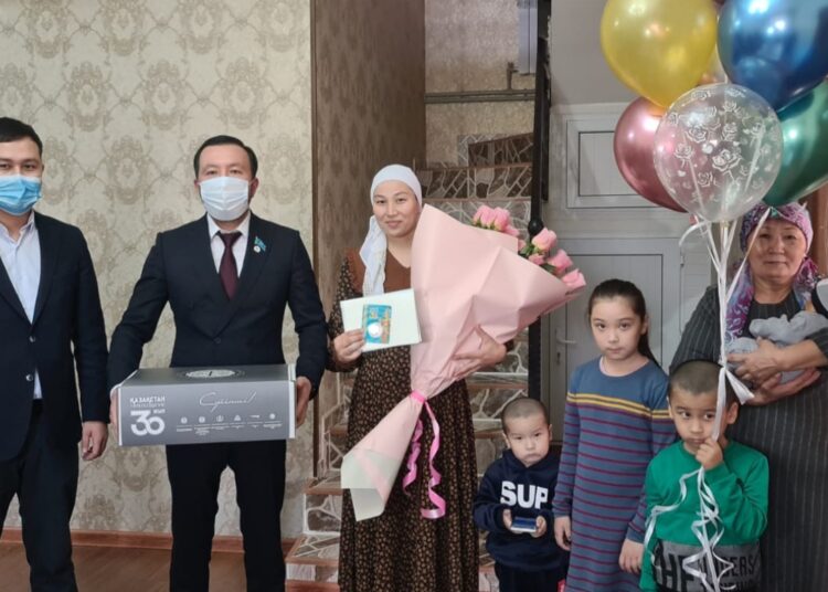 Шымкентте 238 сәби Тәуелсіздік күніне орай «Сүйінші» сыйлық бокстарын алды