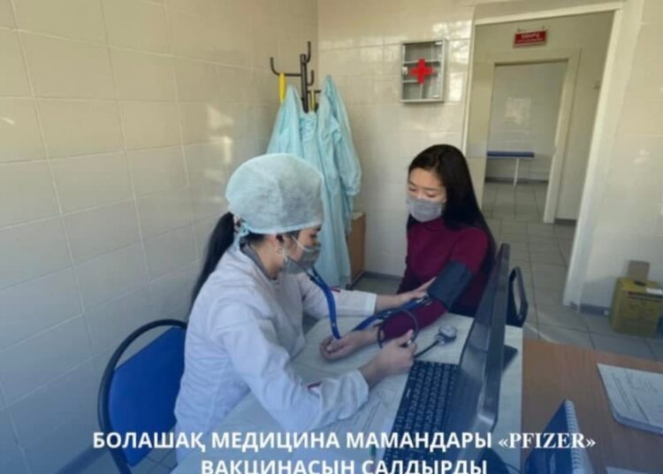 БОЛАШАҚ МЕДИЦИНА МАМАНДАРЫ «PFIZER» ВАКЦИНАСЫН САЛДЫРДЫ