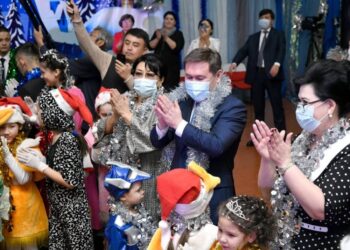 ШЫМКЕНТ ӘКІМІ БАЛАЛАР ҮЙІНІҢ ТӘРБИЕЛЕНУШІЛЕРІН ЖАҢА ЖЫЛМЕН ҚҰТТЫҚТАДЫ