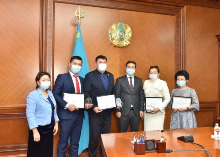 ШЫМКЕНТТЕ КӘСІПКЕРЛЕРГЕ «ЖОМАРТ ЖҮРЕК» СЫЙЛЫҒЫ ТАПСЫРЫЛДЫ