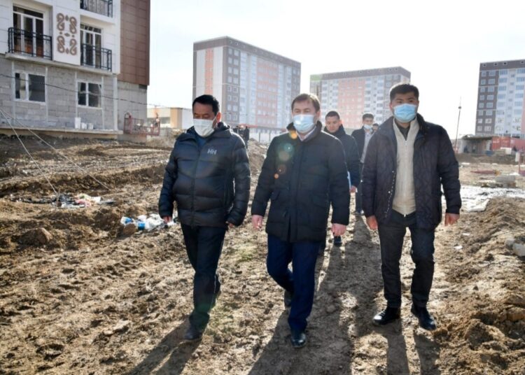 МҰРАТ ӘЙТЕНОВ «НҰРЛЫ ЖЕР» БАҒДАРЛАМАСЫ АЯСЫНДАҒЫ ТҰРҒЫН ҮЙЛЕРДІ ТЕКСЕРДІ