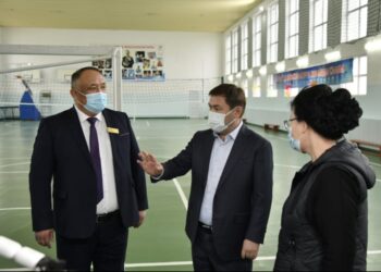 ҚАЛА ӘКІМІ БІЛІМ БЕРУ ҰЙЫМДАРЫНЫҢ ОФФЛАЙН РЕЖИМІНЕ ӨТУ ДАЙЫНДЫҒЫН ТЕКСЕРДІ