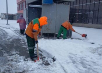 ЕҢБЕКШІ АУДАНЫ АУМАҒЫНДАҒЫ КӨШЕЛЕР, АЯЛДАМАЛАР МЕН АЯҚ ЖОЛДАР ҚАРДАН ТАЗАЛАНУДА