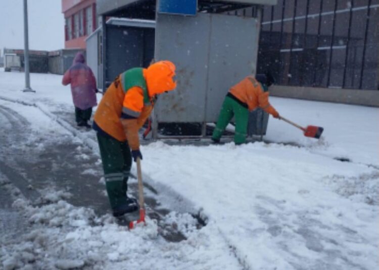 ЕҢБЕКШІ АУДАНЫ АУМАҒЫНДАҒЫ КӨШЕЛЕР, АЯЛДАМАЛАР МЕН АЯҚ ЖОЛДАР ҚАРДАН ТАЗАЛАНУДА