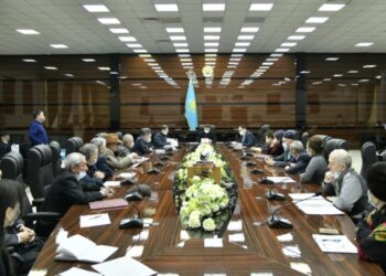 ҚАЛА ӘКІМІ ӘЛ-ФАРАБИ АУДАНЫНЫҢ БЕЛСЕНДІЛЕРІМЕН КЕЗДЕСТІ