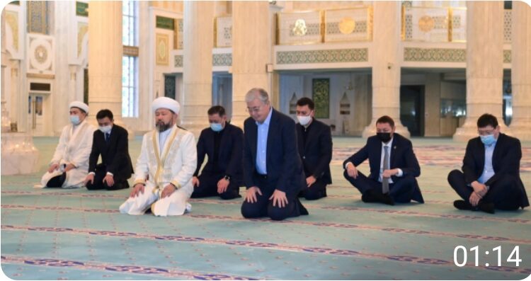 Президент қаңтар оқиғасы кезінде қайтыс болған азаматтардың рухына құран бағыштау рәсіміне қатысты