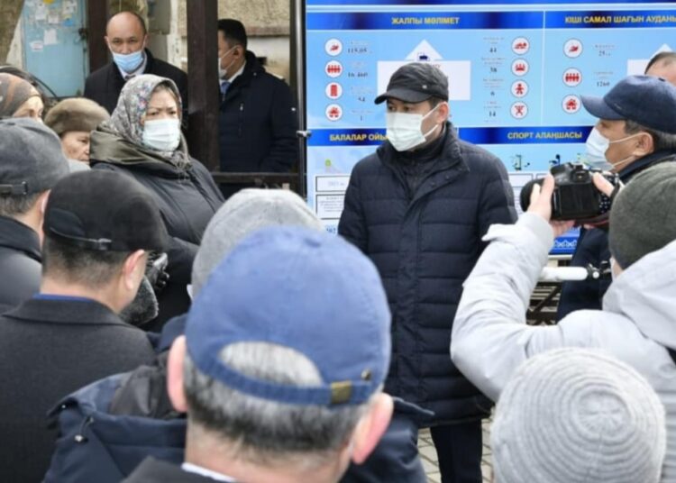 ШЫМКЕНТ ӘКІМІ ОРТАЛЫҚТА ОРНАЛАСҚАН ШАҒЫН АУДАН ТҰРҒЫНДАРЫМЕН КЕЗДЕСТІ