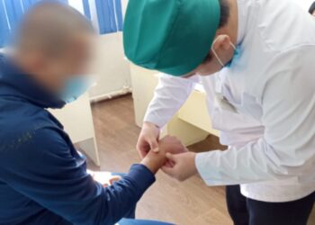 Медицина қызметкерлері тергеу қамауындағы азаматтарға вакцинациялау жұмыстарын жүргізді