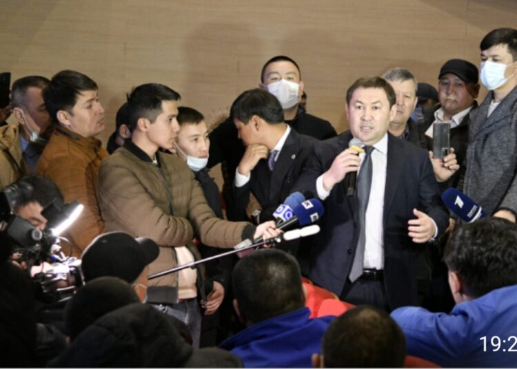 ҚАЛА ӘКІМІ ЖЕР МӘСЕЛЕСІ БОЙЫНША ТҰРАН ШАҒЫН АУДАНЫНЫҢ ТҰРҒЫНДАРЫН ҚАБЫЛДАДЫ