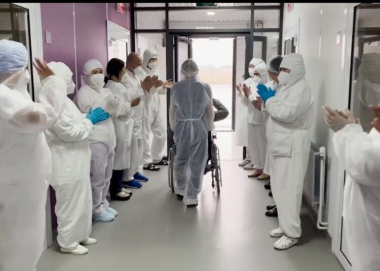 ШЫМКЕНТ ДӘРІГЕРЛЕРІ ИНФЕКЦИЯЛЫҚ СТАЦИОНАРДАҒЫ СОҢҒЫ НАУҚАСТЫ ҮЙІНЕ ШЫҒАРЫП САЛДЫ