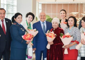 Ө.ШӨКЕЕВ: «МЕМЛЕКЕТІМІЗДІҢ ДАМУЫ АНАЛАРЫМЫЗДЫҢ ҰРПАҚ ТӘРБИЕСІНДЕГІ КӨРЕГЕНДІЛІГІНЕ БАЙЛАНЫСТЫ»