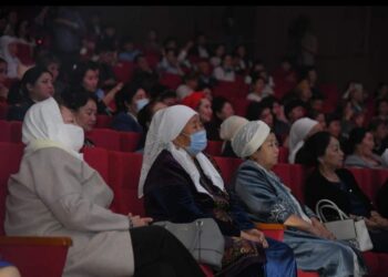 ТҮРКІСТАН ТӨРІНДЕ «АНАҒА ҚҰРМЕТ» КОНЦЕРТІ ДҮРКІРЕП ӨТТІ