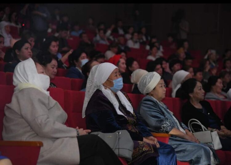 ТҮРКІСТАН ТӨРІНДЕ «АНАҒА ҚҰРМЕТ» КОНЦЕРТІ ДҮРКІРЕП ӨТТІ