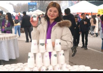 РЕСТОРАНДАР ЖӘРМЕҢКЕСІНЕ КЕЛУШІЛЕРГЕ ТЕГІН 2200 ШЫНЫ «ШЫМКЕНТ ШАЙЫ» БЕРІЛІП, РЕКОРДҚА ҰСЫНЫЛДЫ