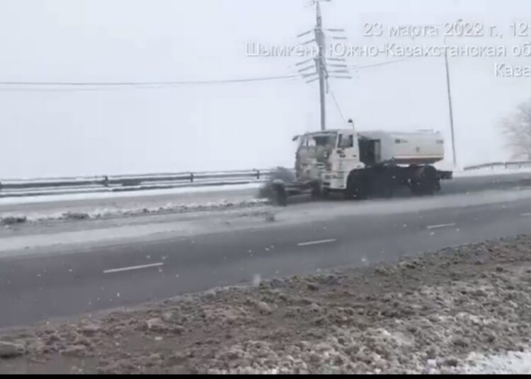 ҚАР ТАЗАЛАУ ЖҰМЫСТАРЫ ЖҮРГІЗІЛУДЕ