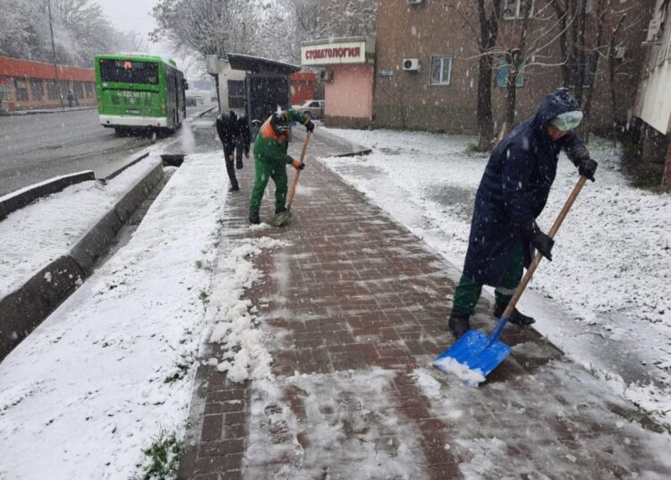 АБАЙ АУДАНЫНДА ҚАР КҮРЕУ ЖҰМЫСТАРЫ АТҚАРЫЛУДА