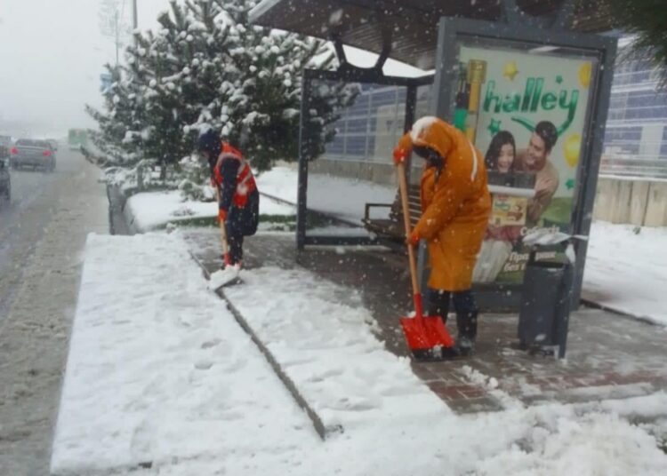 ҚАРАТАУ АУДАНЫНДА ҚАРДАН ТАЗАРТУ ЖҰМЫСТАРЫ ЖҮРГІЗІЛУДЕ