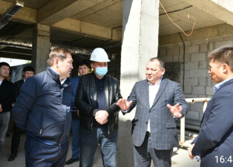 ҚАЛА ӘКІМІ «МЕТАЛЛУРГ» СТАДИОНЫНЫҢ ҚҰРЫЛЫС БАРЫСЫН ТЕКСЕРДІ