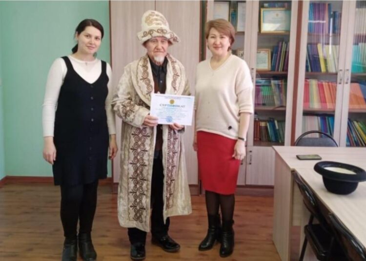 82 жастағы кентаулық қария ағылшын тілін үйреніп жүр