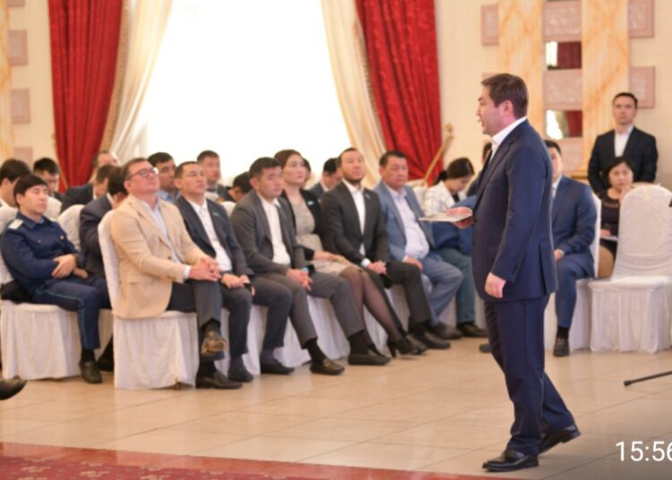 ҚАЛА ӘКІМІ АБАЙ АУДАНЫНЫҢ ТҰРҒЫНДАРЫМЕН КЕЗДЕСТІ