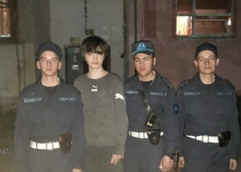 Шымкентте ұландықтар жабылып қалған есікті ашып берді