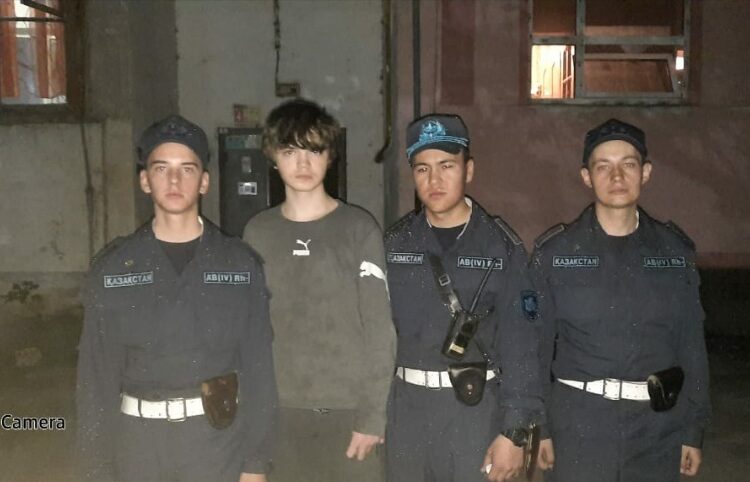 Шымкентте ұландықтар жабылып қалған есікті ашып берді