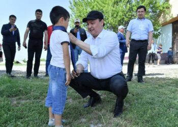 АУЫЛ ШАРУАШЫЛЫҒЫ МИНИСТРІ ТҮРКІСТАНДЫҚ ЖАС ДИҚАНҒА ГАЛСТУГІН СЫЙЛАДЫ