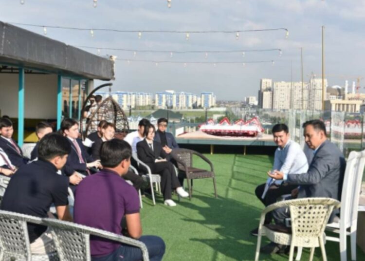 АУДАН ӘКІМІ ЖАСТАРМЕН ЖҮЗДЕСТІ