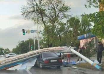 КЕНТАУ ҚАЛАСЫНДА НӨСЕР ЖАУЫН МЕН ДАУЫЛДЫҢ ЗАРДАПТАРЫН ЖОЮ ЖҰМЫСТАРЫ ЖАЛҒАСЫП ЖАТЫР