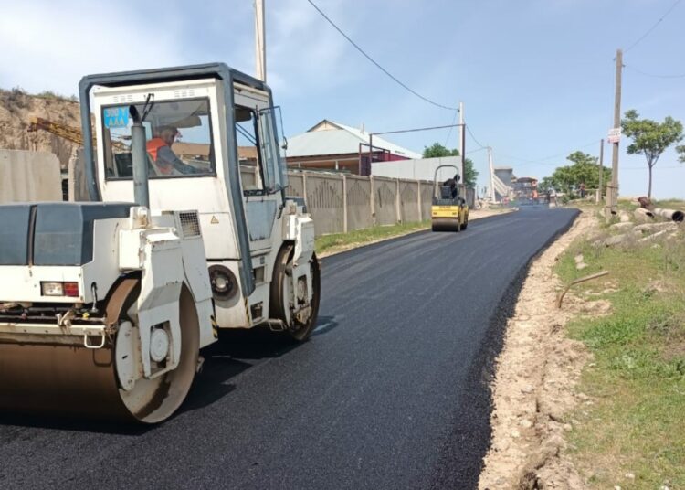 АБАЙ АУДАНЫНА ҚАРАСТЫ БІРҚАТАР КӨШЕЛЕРГЕ АСФАЛЬТ ҚАБАТЫ ТӨСЕЛУДЕ