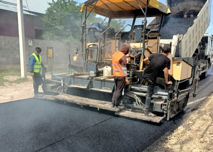 ҚАРАТАУ АУДАНЫ: КҮНШОҒЫР КӨШЕСІНДЕ ОРТАША ЖӨНДЕУ ЖҰМЫСТАРЫ ЖҮРГІЗІЛУДЕ