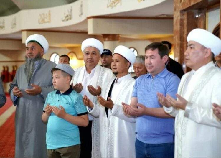 ОРТАЛЫҚ МЕШІТІНДЕГІ АЙТ НАМАЗЫНА 8 000-нан АСТАМ ЖАМАҒАТ ҚАТЫСТЫ