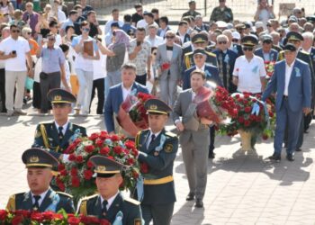 ШЫМКЕНТТЕ ЖЕҢІС КҮНІНЕ ОРАЙ ГҮЛ ШОҒЫН ҚОЮ РӘСІМІ ӨТТІ