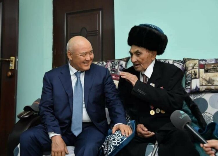 ӨМІРЗАҚ ШӨКЕЕВ СОҒЫС АРДАГЕРЛЕРІНЕ ҚҰРМЕТ КӨРСЕТТІ