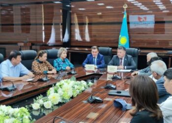 СЕНАТОР ҚОҒАМДЫҚ КЕҢЕС МҮШЕЛЕРІМЕН ЖӘНЕ ДЕПУТАТТАРМЕН КЕЗДЕСТІ