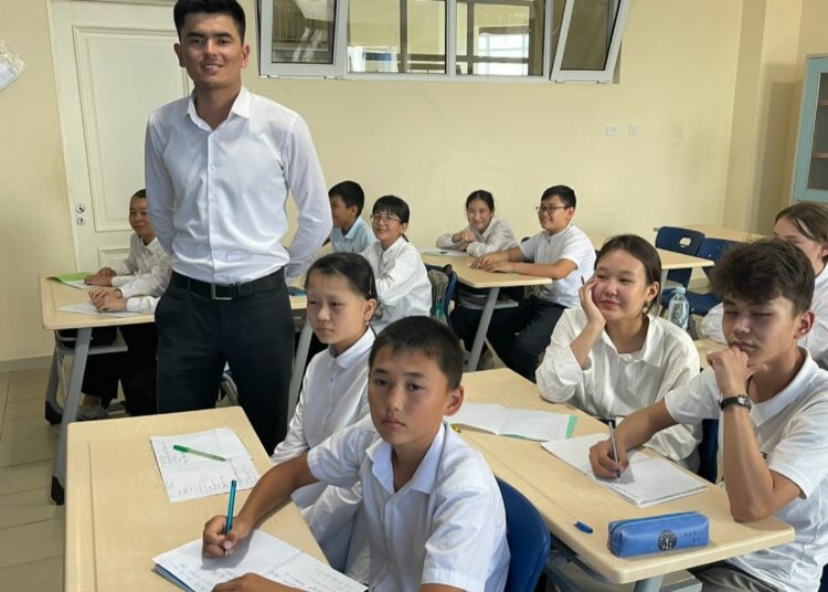 ”ЖАСТАР ПРАКТИКАСЫМЕН” МЕКТЕПТЕ ЖҰМЫС ІСТЕП ЖҮР