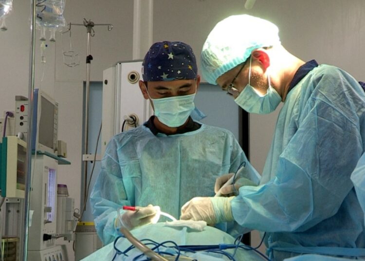 ШЫМКЕНТТЕ «АРНОЛЬДО КИАРИ» СИНДРОМЫНА ШАЛДЫҚҚАН НАУҚАСҚА АЛҒАШ РЕТ ОТА ЖАСАЛДЫ