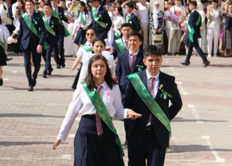 143 ОҚУШЫ АЛТЫН ҰЯМЕН ҚОШТАСТЫ