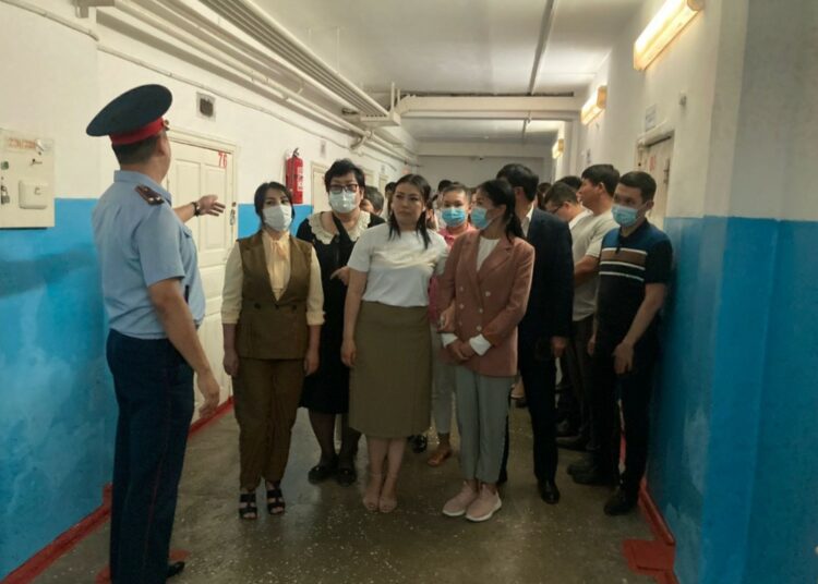 ШЫМКЕНТТІК ҚЫЗМЕТКЕРЛЕРГЕ ТЕРГЕУ ИЗОЛЯТОРЫНДА ҰСТАУ ШАРТТАРЫ ТАНЫСТЫРЫЛДЫ