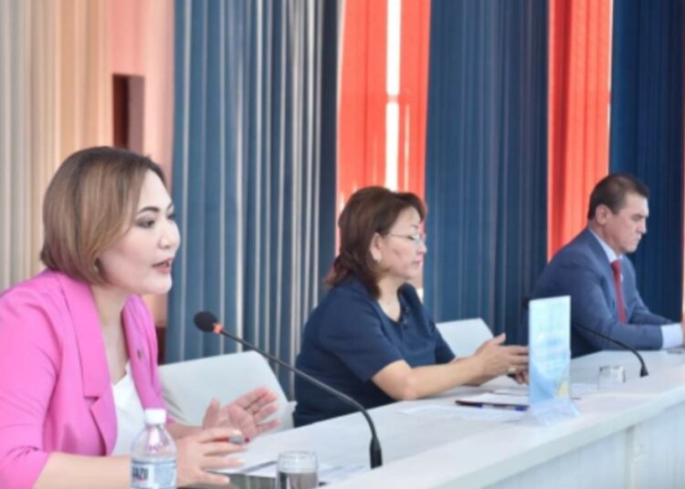 СЕНАТОРЛАР ОҚУ ОРНЫНЫҢ ҰЖЫМЫМЕН КЕЗДЕСТІ