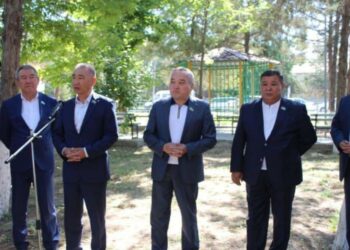 AMANAT: МӘЖІЛІС ДЕПУТАТЫНЫҢ САРЫАҒАШТАҒЫ ЖҰМЫС САПАРЫ ЖАЛҒАСЫП, АУЫЛ ХАЛҚЫМЕН КЕЗДЕСТІ