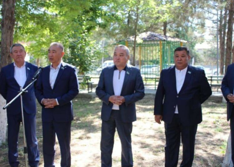 AMANAT: МӘЖІЛІС ДЕПУТАТЫНЫҢ САРЫАҒАШТАҒЫ ЖҰМЫС САПАРЫ ЖАЛҒАСЫП, АУЫЛ ХАЛҚЫМЕН КЕЗДЕСТІ