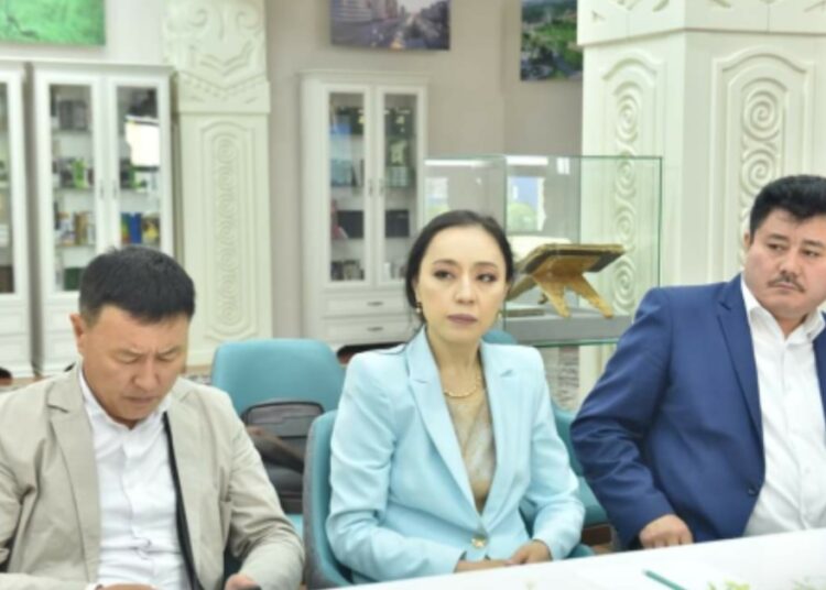 ӨНЕР МАЙТАЛМАНДАРЫ ДӘСТҮРЛІ ӘН ӨНЕРІНІҢ КЕЛЕШЕГІН ТАЛҚЫЛАДЫ