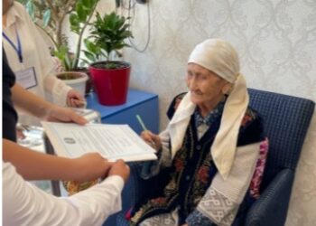 100-ГЕ КЕЛГЕН ҚАРТ АНА ҮЙІНДЕ ДАУЫС БЕРДІ